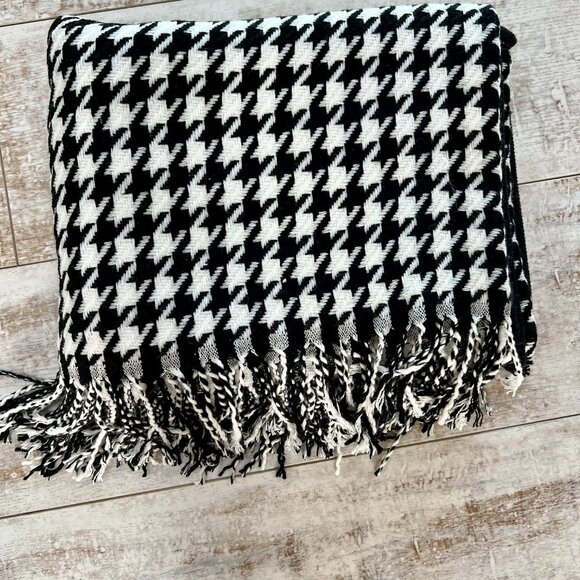 Classic Black and White Houndstooth Pattern Cape/Poncho/Shawl - Picture 7 of 9